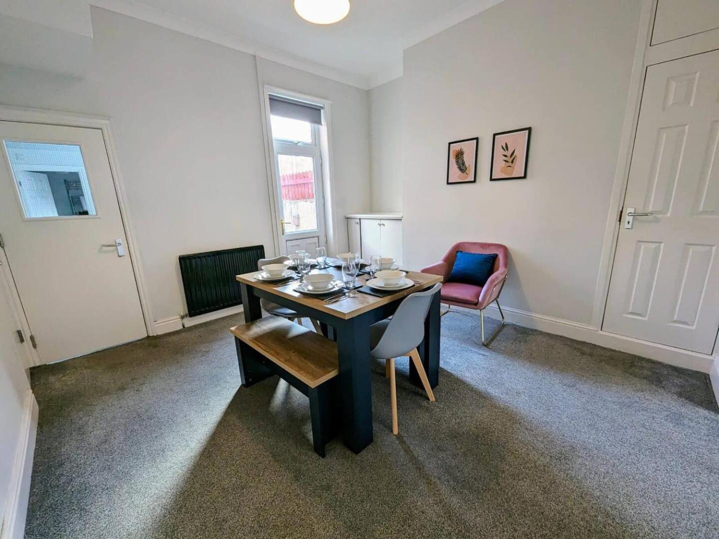 Spacious And Homey 4 Bedroom House Bishop Auckland Bagian luar foto